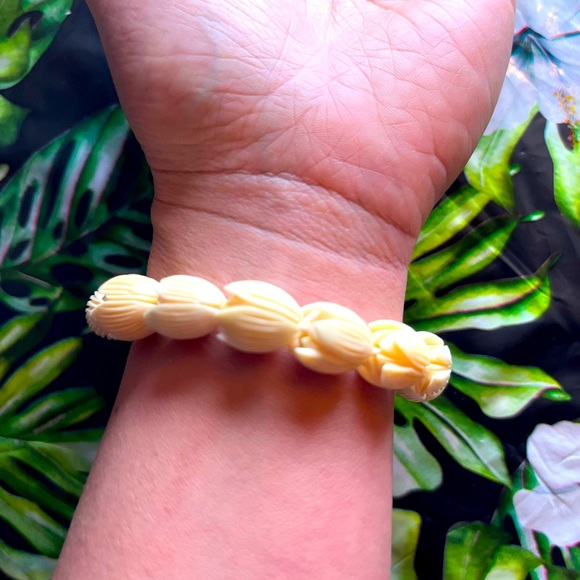 Vintage 🏝Bovine Carved Pikake Lei Hawaiian necklace - Picture 2 of 10
